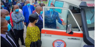 Santé : Le Programme National de l&rsquo;Hygiène aux Frontières doté de deux Ambulances par le ministre Jean-Jacques Mbungani