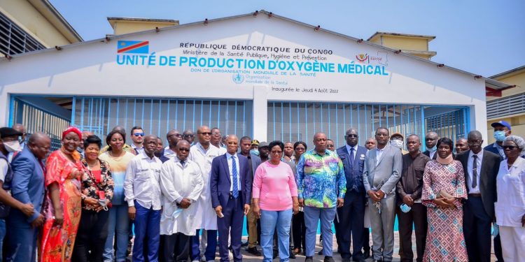 Poursuivant sa tournée d’inspection des hôpitaux à Kinshasa, le Ministre Jean-Jacques Mbungani inaugure une usine de production d&rsquo;oxygène et une morgue, aux cliniques universitaires de Kinshasa