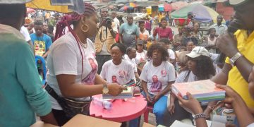 MLC: En marge de sa marche de soutien aux FARDC à Kinshasa, la Fondation Dho Mombenga distribue les fournitures scolaires aux parents d&rsquo;élèves