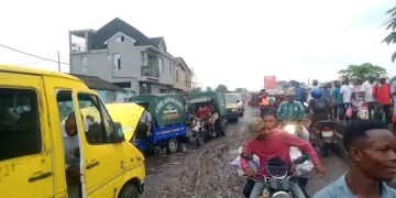Kinshasa : difficultés du transport, embouteillages, nids de poules sur la chaussée, un quotidien de mal en pis pour les populations de Bumbu, Selembao, et Ngiri-ngiri