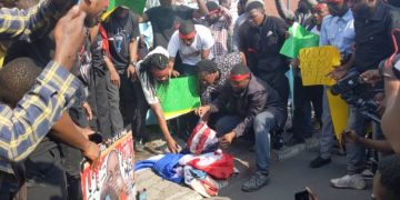 Tension à Goma : les drapeaux de la France, du Rwanda et des USA brûlés par des manifestants !