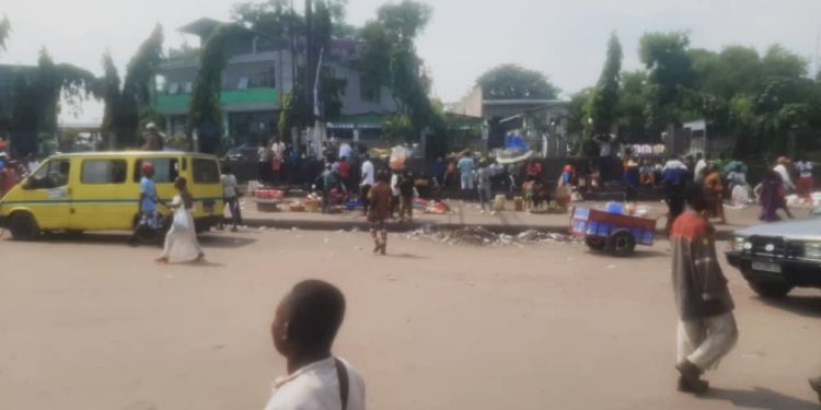 Lutte contre les marchés pirates : la Police Nationale Congolaise procède à l&rsquo;assainissement devant l&rsquo;UPN dans la commune de Ngaliema !