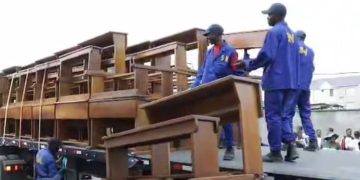 Kinshasa : le Complexe scolaire Mokengeli doté des nouveaux bancs sortis de l’atelier du Service national !