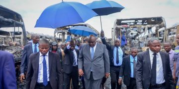 Jean-Pierre Bemba visite le site de Transco victime de l&rsquo;incendie de ses bus à Kinshasa