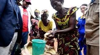 Amitié sino-congolaise : la Société Minière de Deziwa SAS fait don de graines au village de Mumpaja