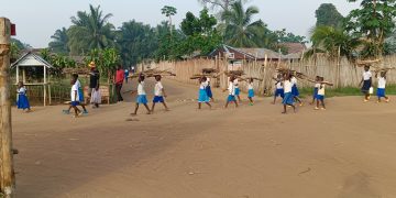 ‎Budjala : Les élèves contraints de transporter du bois pour leurs écoles‎
