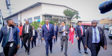 Transports : Jean-Pierre Bemba visite l&rsquo;usine de production des bus Transco à Kinshasa
