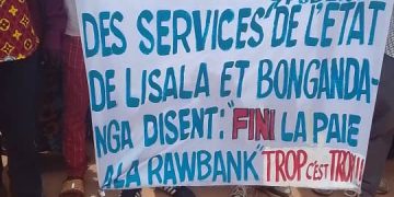 Mongala : des fonctionnaires manifestent à Lisala et exigent la fin du partenariat avec Rawbank
