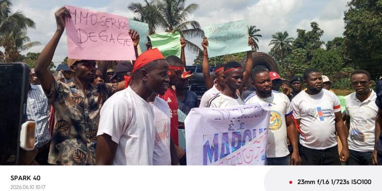 Sud-Ubangi : les jeunes descendent dans la rue pour exiger l’achèvement de la voirie de Gemena